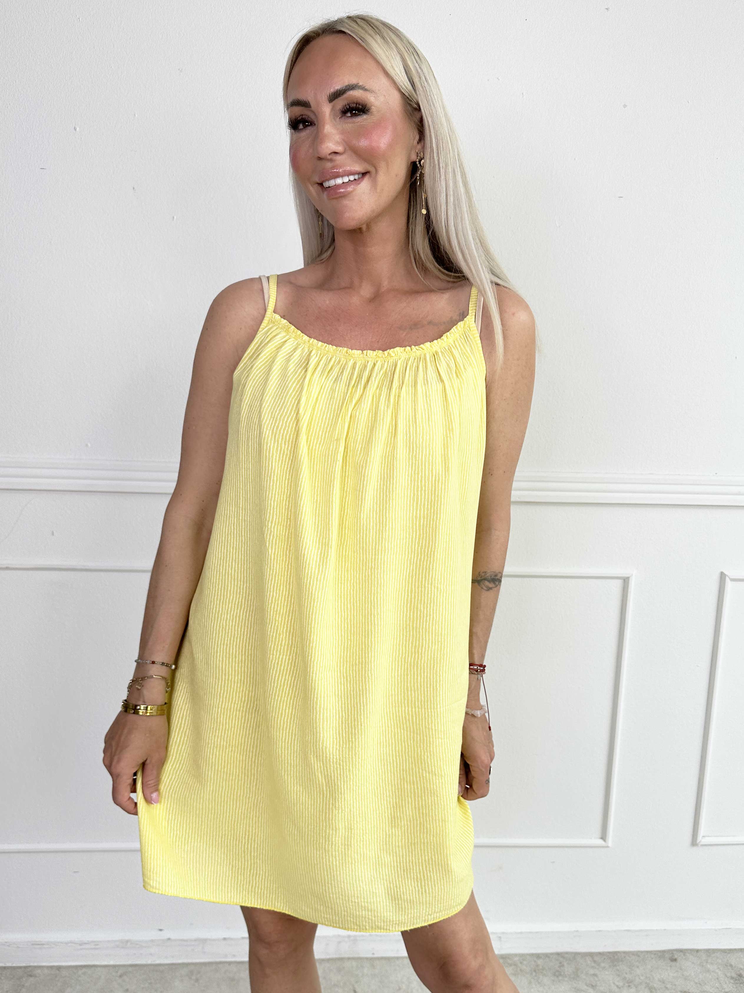 Afina - Stropkjole i viskose med tynde striber